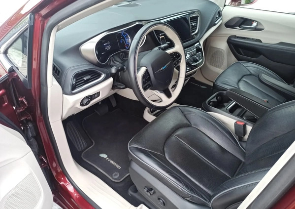 Chrysler Pacifica cena 99900 przebieg: 188000, rok produkcji 2017 z Pyrzyce małe 56
